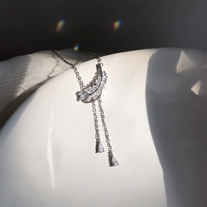 Détail du pendentif plume en argent 925 avec zircons brillants et glands gouttes