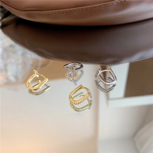 Detailed close-up of S925 sterling silver T-shaped hoop earrings with micro-set zircons