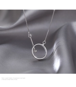 Macro-opname van een minimalistische S925 sterling zilveren ketting met hanger