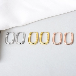 Detailed view of U-shaped oval hoop earrings in silver, gold and rose gold finishes