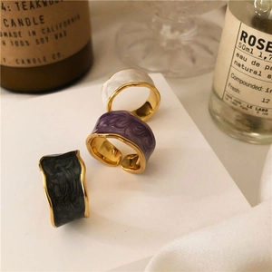 S925 sterling silver enamel ring set with wavy gold edges in cream and marble tones