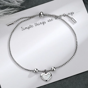Bracelet ajustable en argent avec pendentif cœur en nacre blanche et chaîne à perles fine