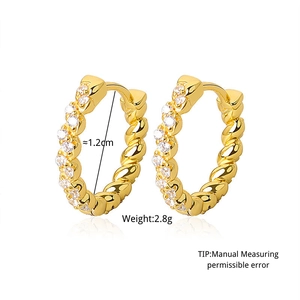 Detailed view of twisted gold hoop earrings with zircon pave setting, size 1.2cm and 2.8g