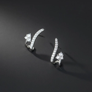 Boucles d'oreilles incurvées en argent avec grappes de zircons étincelants
