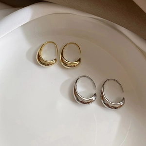 Minimalist 925 sterling silver hoop earrings in polished gold and silver finishes