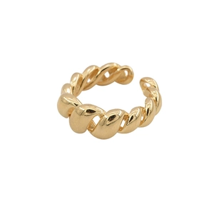 Bague torsadée plaquée or 18 carats avec design ouvert réglable sur fond blanc pur