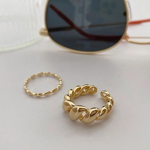 Ensemble de bagues torsadées plaquées or 18 carats au design minimaliste et chic