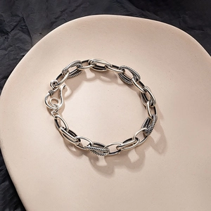 Detalle de pulsera de plata S925 retro con eslabones texturizados y cierre de gancho en S