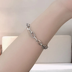 Vista detallada de la pulsera de cadena gruesa de plata de ley S925 en una muñeca
