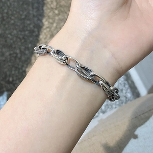 Primer plano de pulsera de cadena de plata S925 con eslabones texturizados retro en la muñeca