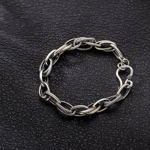Pulsera de cadena retro en plata de ley S925 con eslabones gruesos sobre cuero negro