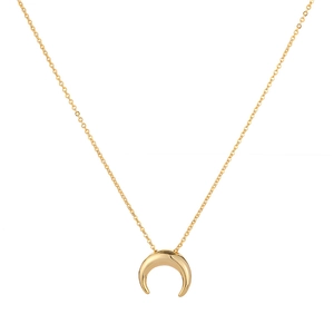 Collier doré avec pendentif lune poli et chaîne minimaliste sur fond blanc pur