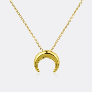 Pendentif demi-lune en or poli sur chaîne fine avec une finition lisse et brillante