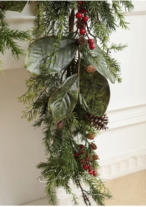 Detail der Weihnachtsgirlande mit Tannennadeln, roten Beeren und natürlichen Zapfen
