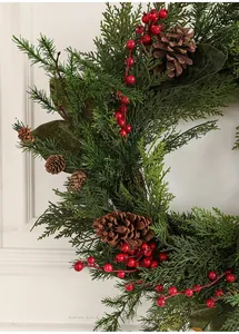 Detail eines Weihnachtskranzes mit realistischen Kiefernzweigen, Zapfen und Beeren