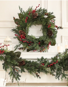 Detailaufnahme von Premium-Weihnachtskranz und Tannenzapfen-Girlande für festliche Deko