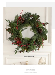 Detail eines 80 cm großen Weihnachtskranzes mit Kiefernzweigen, Beeren und Tannenzapfen