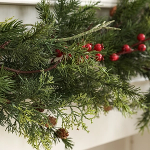 Weihnachtskranz mit grünen Kiefernnadeln, roten Beeren und Tannenzapfen für Wanddekoration