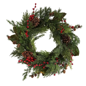 Weihnachtskranz mit grünen Nadeln, natürlichen Tannenzapfen und roten Beeren auf Weiß