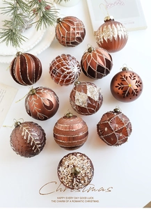 Detailansicht der 8cm kaffeebraunen Weihnachtskugeln mit Glitzer und geometrischen Mustern