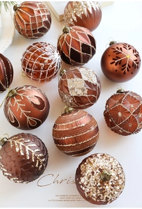 Details von 8cm kaffeebraunen Weihnachtskugeln mit Glitzer und Relief-Texturen