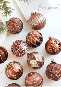 Makroaufnahme von 8cm kaffeebraunen Weihnachtskugeln mit Glitzer und Retro-Texturen