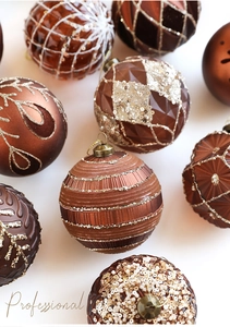 Nahaufnahme von 8cm kaffeegoldenen Weihnachtskugeln mit Glitzer und Paillettenstruktur