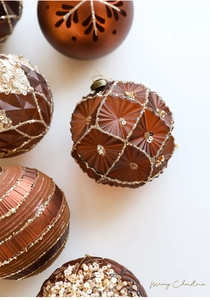 Details von Vintage Bronze-Weihnachtskugeln mit Glitzer und geometrischen Reliefmustern