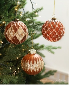 Detail von 8cm bronzefarbenen Weihnachtskugeln mit Glitzermustern am Weihnachtsbaum