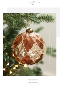 Makroansicht der 8 cm kaffeegoldenen Weihnachtskugel mit Pailletten und Facetten