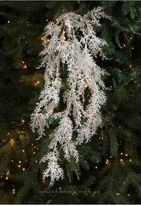 Vue détaillée de feuille de cyprès artificielle argent champagne pour décor de Noël
