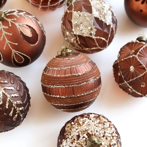 Braune Weihnachtskugeln Set mit Glitzer und geprägten Texturen für den Baum