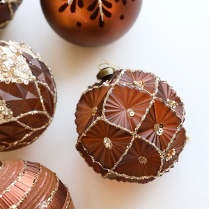 8cm vintage kaffeebraune Weihnachtskugeln mit goldenem Glitzer und verschiedenen Texturen