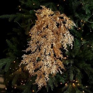 Branche de cèdre artificielle dorée scintillante sur sapin de Noël avec lumières