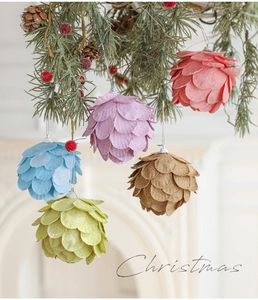 Detalle de adornos de fieltro de piña de colores con tapas plateadas en un árbol de Navidad