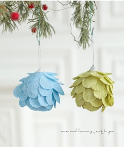 Detalle de adornos navideños de espuma en azul y verde claro con forma de pétalo