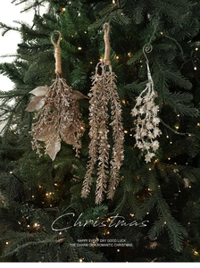 Dreiteilige champagnerfarbene Glitzerzweig-Anhänger an einem hellen Weihnachtsbaum
