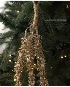 Detail von champagnergoldenen Glitzerzweigen mit Pailletten und Hanfseil für den Weihnachtsbaum