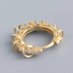 Makro-Detail von vergoldetem S925-Sterling-Silber-Ohrring mit beweglichen kleinen Ringen