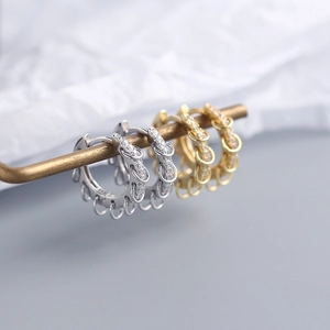 Makroansicht von S925 Sterlingsilber-Creolen in Silber und Gold mit kleinen beweglichen Ringen