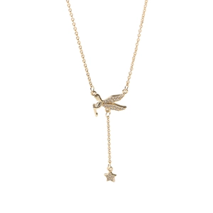 Dettaglio pendente angelo in argento 925 con zirconi e catena con nappa a stella oro