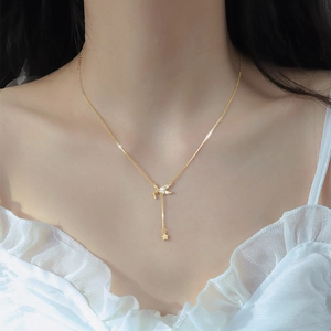 Elegante collana in argento 925 dorato con ciondolo a rondine con diamanti e nappa a stella
