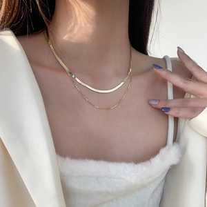 Collana doppia s925 placcata oro dal design minimalista con catena a serpente piatta