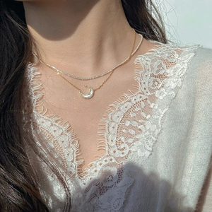 Collier double rang doré avec pendentif lune en nacre et zircons micro-incrustés