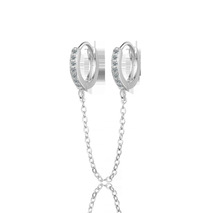 Détail d'une boucle d'oreille chaîne en argent S925 avec double anneaux et oxydes de zirconium