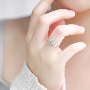 S925 sterling silver open ring with adjustable green leaf design on a model hand