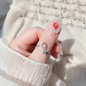 Detailed view of adjustable silver ring featuring letter Q with zircon and pavé crystals