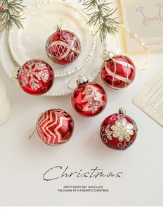 Dettaglio di palline di Natale rosse da 8cm con motivi glitterati oro e decoro di pino