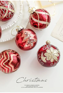 Dettaglio di palline di Natale rosse da 8 cm con motivi di alberi e fiocchi d'oro glitter
