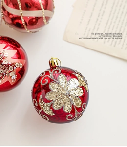 Dettaglio pallina di Natale rossa con motivi floreali glitterati dorati e trame di vite